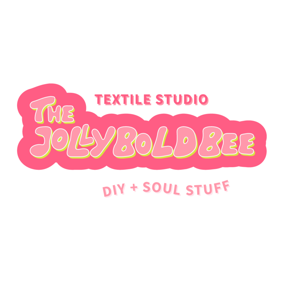 Logo thejollyboldbee : Illustration einer Biene, rot + schwarz, Worte DIY + SOUL STUFF